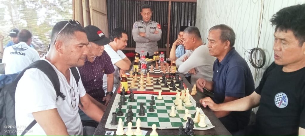 Suasana Tenang dan Aman dalam menyambut bulan Suci Ramadan 1445 Hijriyah Komunitas Penggemar Catur di namakan MACANDA CHESS CLUB Mengadakan Turnamen Catur yang di ikuti oleh 36 Peserta dan berlangsung di warkop Macanda jl.Macanda Kelurahan Mawang Kecamatan Somba Opu.Kabupaten Gowa Pada Minggu.23/02/2025. Acara Turnamen Catur Yang di adakan ole Macanda Chess Clup Di hadiri Oleh Wakapolres Gowa Kompol Gani S.H.M.M Di dampingi Oleh A.iptu rahman K.dan Bripda A.Ricky Dalam Sambutan Waka Polres Gowa Kompol Gani S.H.M.M.Menyampaikan bahwa olahraga catur adalah bukan olahraga biasa tapi sala satu olahraga mengasa otak dan sangat menguras pikiran yang benar benar fokus maka para master catur itu selalu berpikir positif dan cerdas, Paparnya. Sementara Muhamad Syahrul S.Sebagai Pemilik Warkop Macanda dalam Pertandingan Berhadapan Dengan wakapolres Gowa Kompol Gani di menja Nomor 16 Perkampungan dengan Ramli Idris D.M. Pendiri Media Grup Makassar Global sementara di Meja 09 di Tempati oleh Syawal Ramli pimpinan media Pasang kayu New dan peserta lainya menetapi di meja lainnya Dan dalam ajang turnamen tingkat kabupaten untuk seleksi peserta liga catur gowa untuk persiapan ajang Kompetisi di tingkat praporda Sul Sel. 2025. KepadaRedaksi Syarul.S. Mengemukakan bahwa Warkopnya setiap hari jadi ajang pertandingan catur karena para penggemar catur selalu ada tiap hari sambil menyicipi hidangan kopi serta Minuman ringan dan hidangan berbagai jenis cimilan dengan harga yang sangat terjangkau dan selain itu di tengah kesibukan Syahrul.S juga suka Main Catur, maka warkopnya tak pernah sepih dan selalu ramai dan olah raga catur adalah olah raga yang sangat tenang dan santai dan asyik.tutpnya