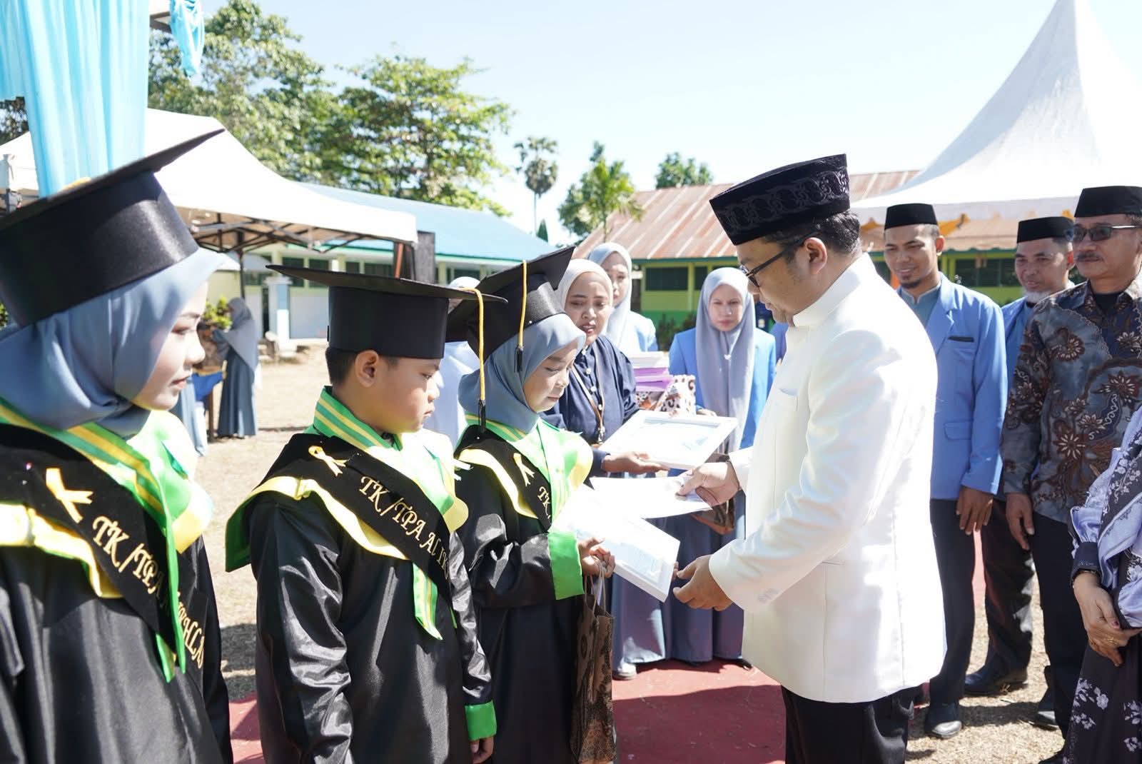 Wakil Bupati Gowa Darmawangsyah Muin saat memberikan sambutan di wisuda santri BKPRMI Bontonompo Selatan.
