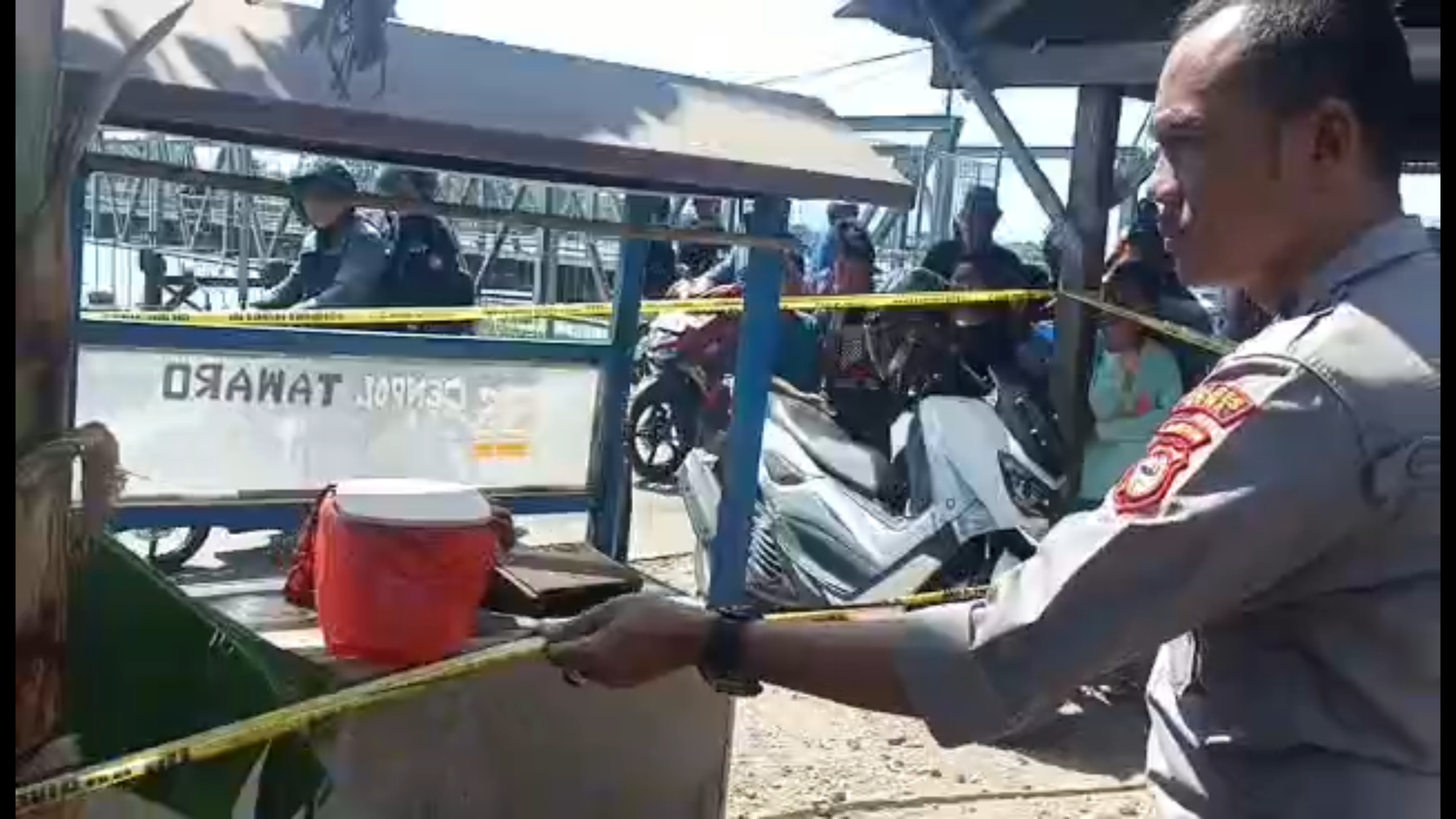 Jasad bayi laki-laki ditemukan dalam boks plastik terbungkus sarung, diduga hasil hubungan gelap yang sengaja dibuang oleh orang tuanya pada Senin (13/4/2026).